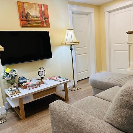 Apartamento Luxurious Basement Retreat Charlottetown Exterior foto