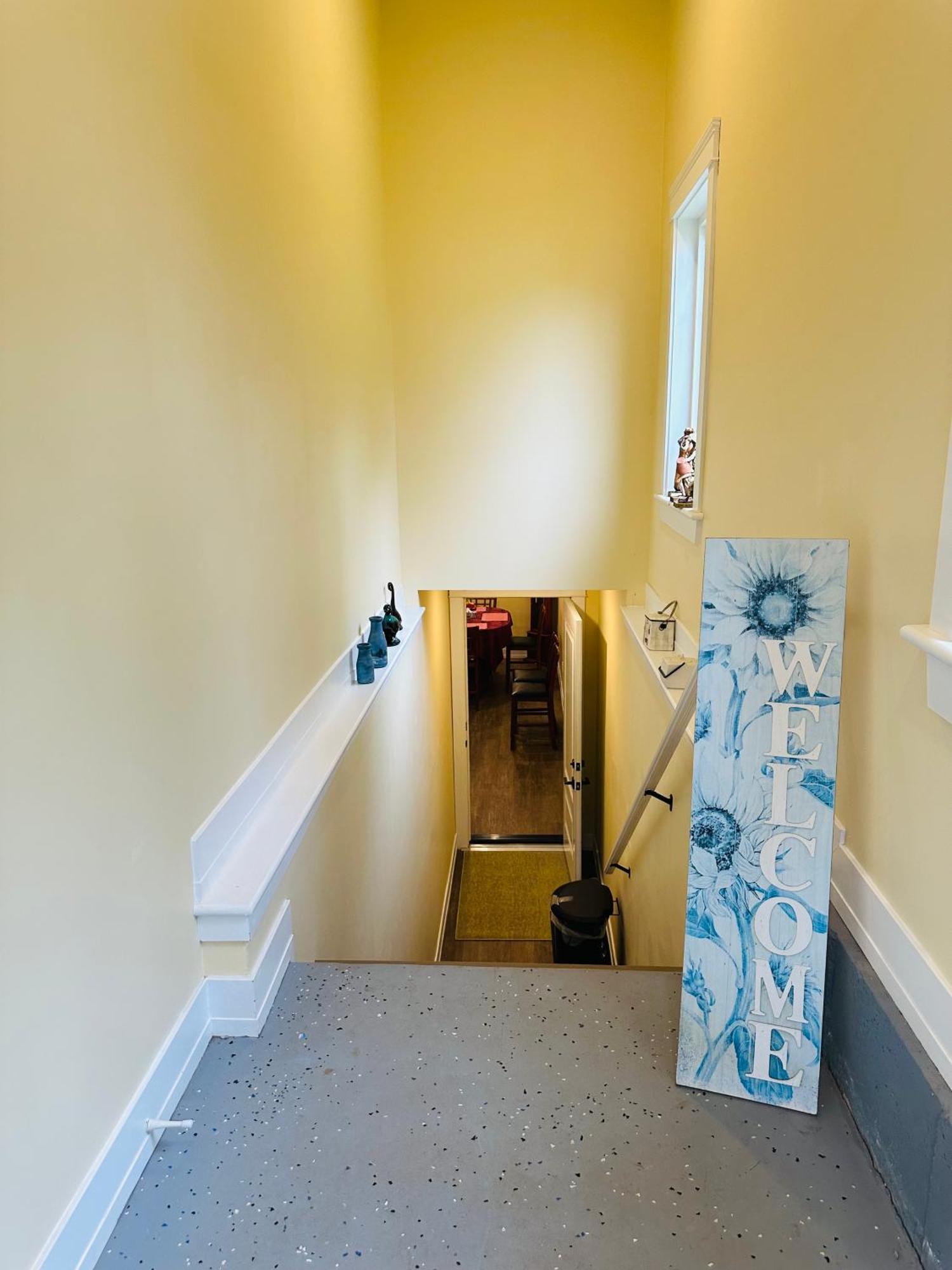 Apartamento Luxurious Basement Retreat Charlottetown Exterior foto