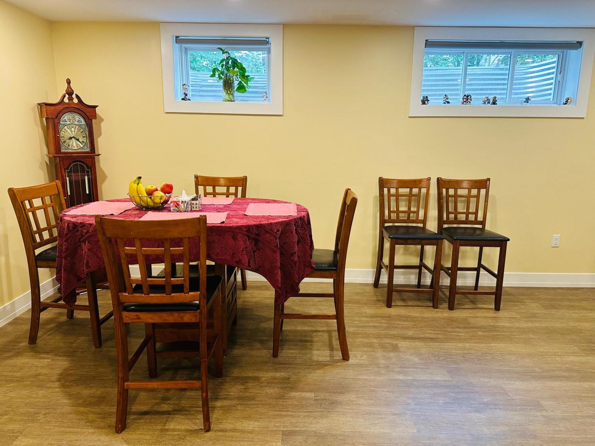 Apartamento Luxurious Basement Retreat Charlottetown Exterior foto
