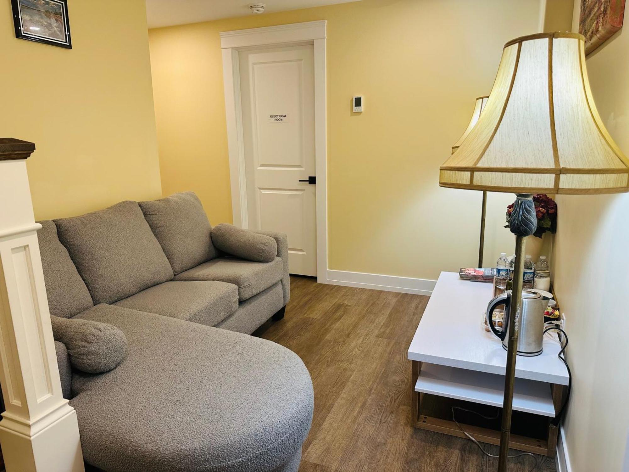 Apartamento Luxurious Basement Retreat Charlottetown Exterior foto