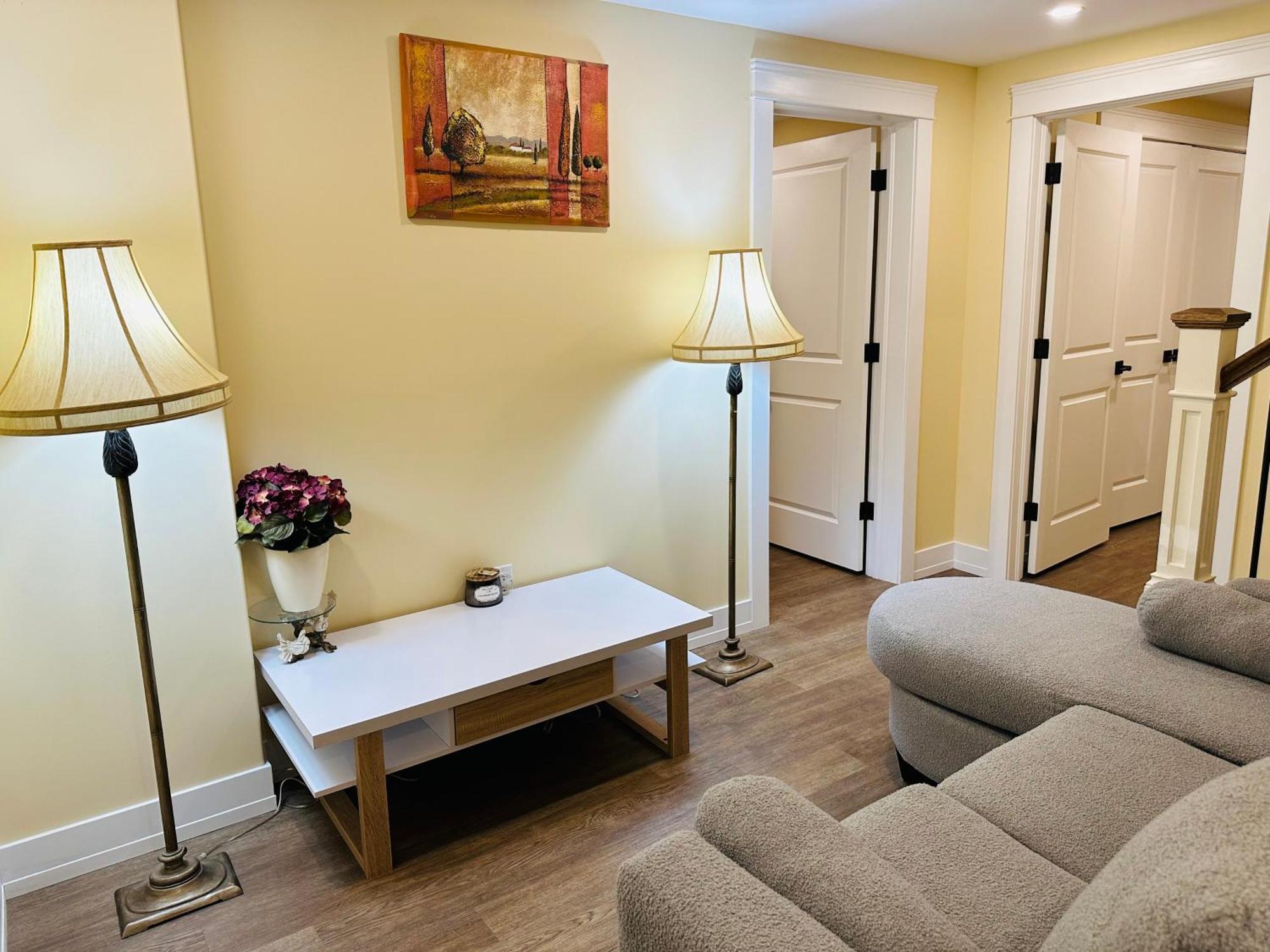 Apartamento Luxurious Basement Retreat Charlottetown Exterior foto