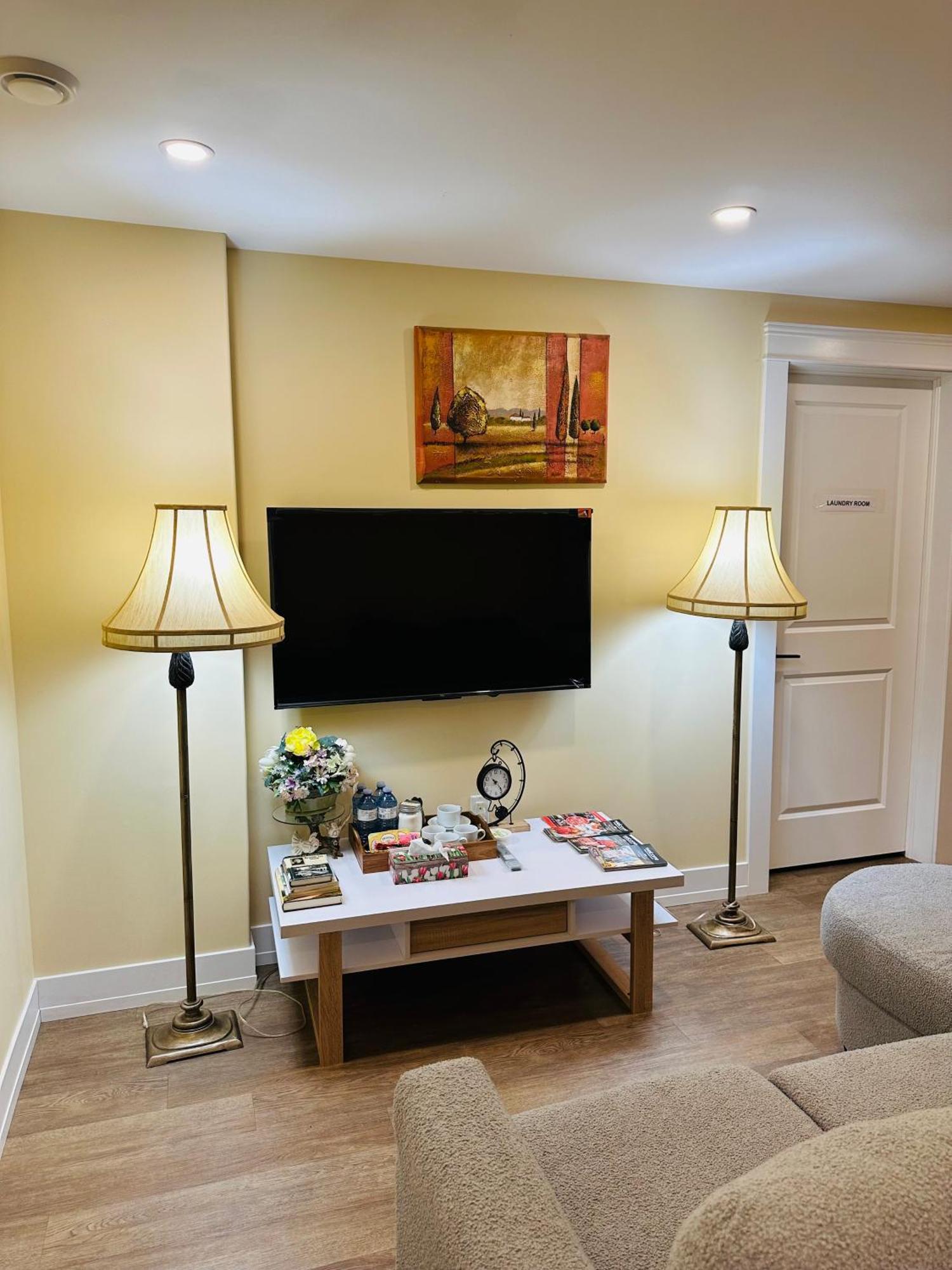 Apartamento Luxurious Basement Retreat Charlottetown Exterior foto